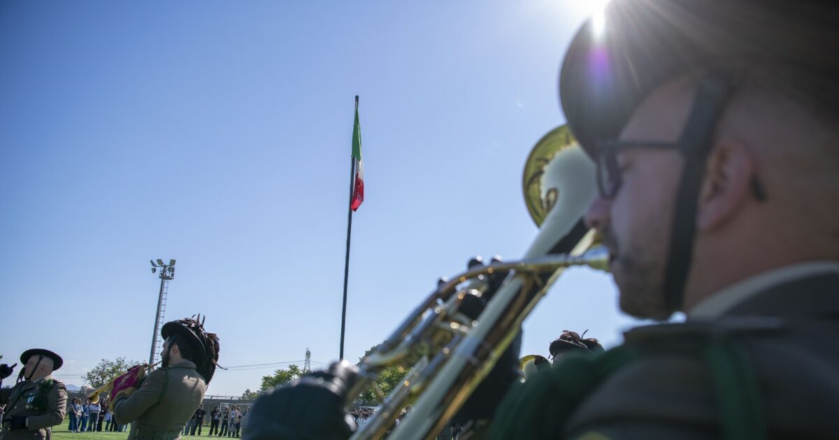 Esercito e scuole insieme per l’alzabandiera: una giornata dedicata ai valori e alle prospettive professionali