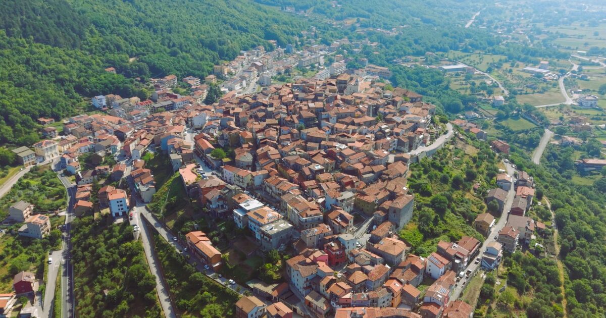 Sanza, il Borgo dell’Accoglienza si racconta: influencer, arte contemporanea e un nuovo portale turistico per valorizzare il territorio