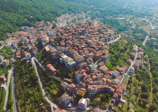 Sanza, il Borgo dell’Accoglienza si racconta: influencer, arte contemporanea e un nuovo portale turistico per valorizzare il territorio