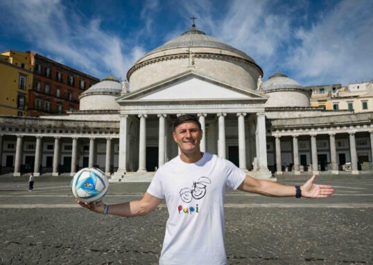 SI ARRICCHISCE IL NUMERO DI STELLE SUL PALCO DI PIAZZA DEL PLEBISCITO IL 26 SETTEMBRE CON ROSARIO MIRAGGIO E GIANFRANCO ZOLA - BIGLIETTI SU TICKETONE - A FAVORE DI SEI ASSOCIAZIONI DI NAPOLI E FONDAZIONE PUPI