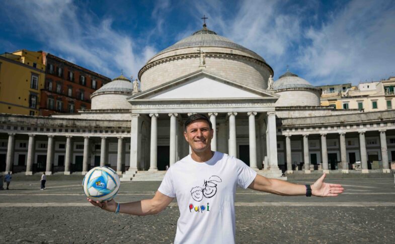 SI ARRICCHISCE IL NUMERO DI STELLE SUL PALCO DI PIAZZA DEL PLEBISCITO IL 26 SETTEMBRE CON ROSARIO MIRAGGIO E GIANFRANCO ZOLA - BIGLIETTI SU TICKETONE - A FAVORE DI SEI ASSOCIAZIONI DI NAPOLI E FONDAZIONE PUPI