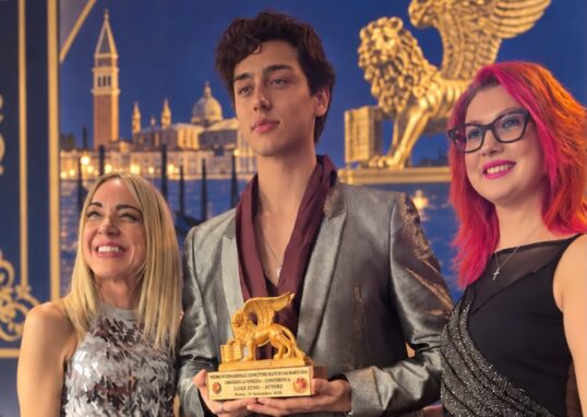 Luigi Zeno, l’attore che conquista Roma: Leone d’Oro Alato per il suo impegno contro il bullismo
