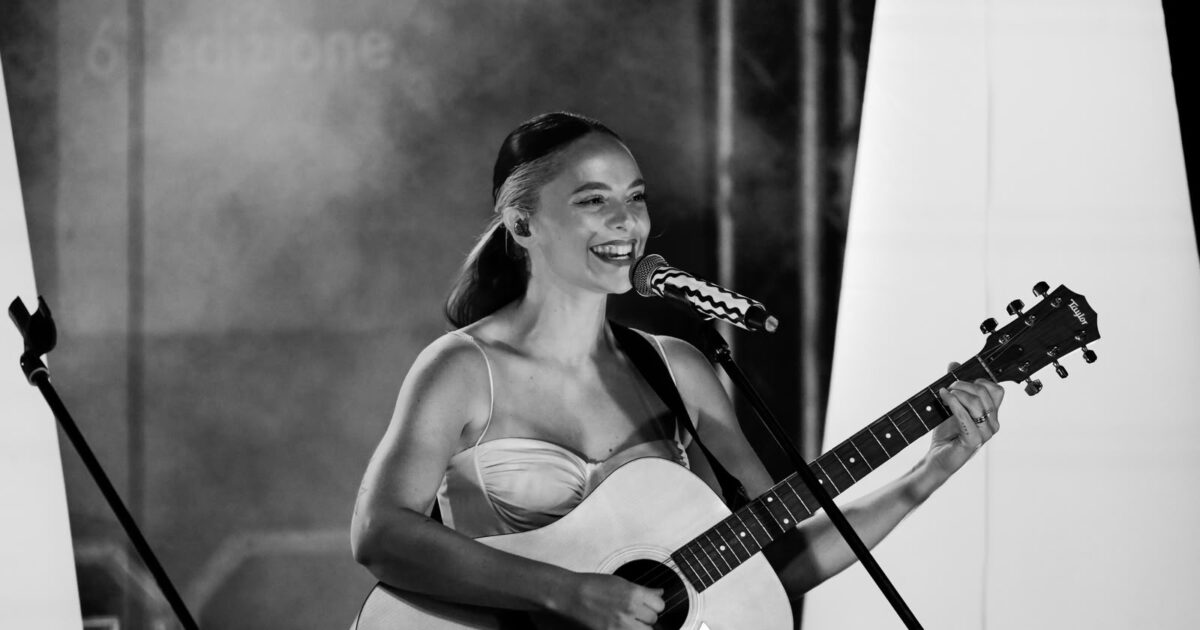 Francesca Michielin “strega” il Centro Storico di Rende: migliaia di persone nel Borgo Antico per il live del 61° Settembre Rendese