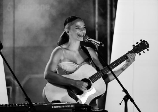 Francesca Michielin “strega” il Centro Storico di Rende: migliaia di persone nel Borgo Antico per il live del 61° Settembre Rendese
