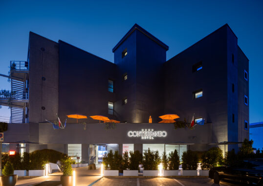 Conterraneo Hotel a Marcianise: l’ospitalità campana incontra l’arte contemporanea – Inaugurazione lunedì 7 settembre 2026