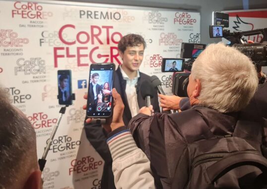 Luigi Zeno trionfa al Corto Flegreo 2026: Miglior Giovane Attore per il cortometraggio contro il bullismo