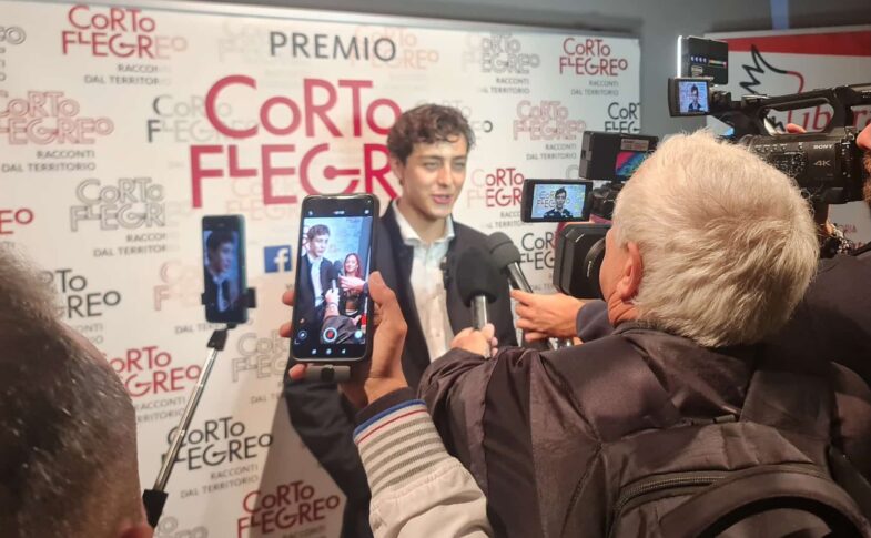 Luigi Zeno trionfa al Corto Flegreo 2026: Miglior Giovane Attore per il cortometraggio contro il bullismo