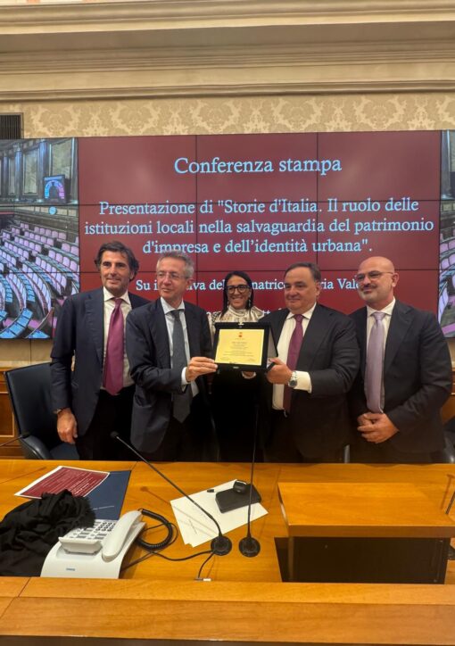 IMPRESE STORICHE E FAMILIARI: TARGA DELLA CITTÀ DI NAPOLI A UGO CILENTO, PRESIDENTE DELL’ASSOCIAZIONE I CENTENARI