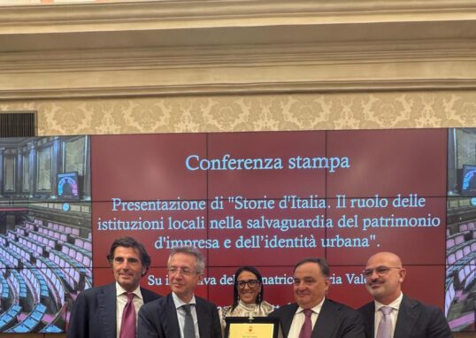 IMPRESE STORICHE E FAMILIARI: TARGA DELLA CITTÀ DI NAPOLI A UGO CILENTO, PRESIDENTE DELL’ASSOCIAZIONE I CENTENARI