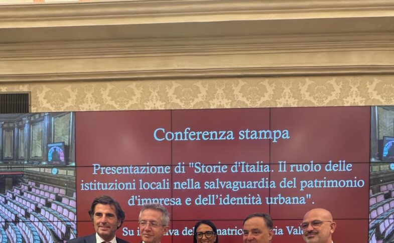 IMPRESE STORICHE E FAMILIARI: TARGA DELLA CITTÀ DI NAPOLI A UGO CILENTO, PRESIDENTE DELL’ASSOCIAZIONE I CENTENARI