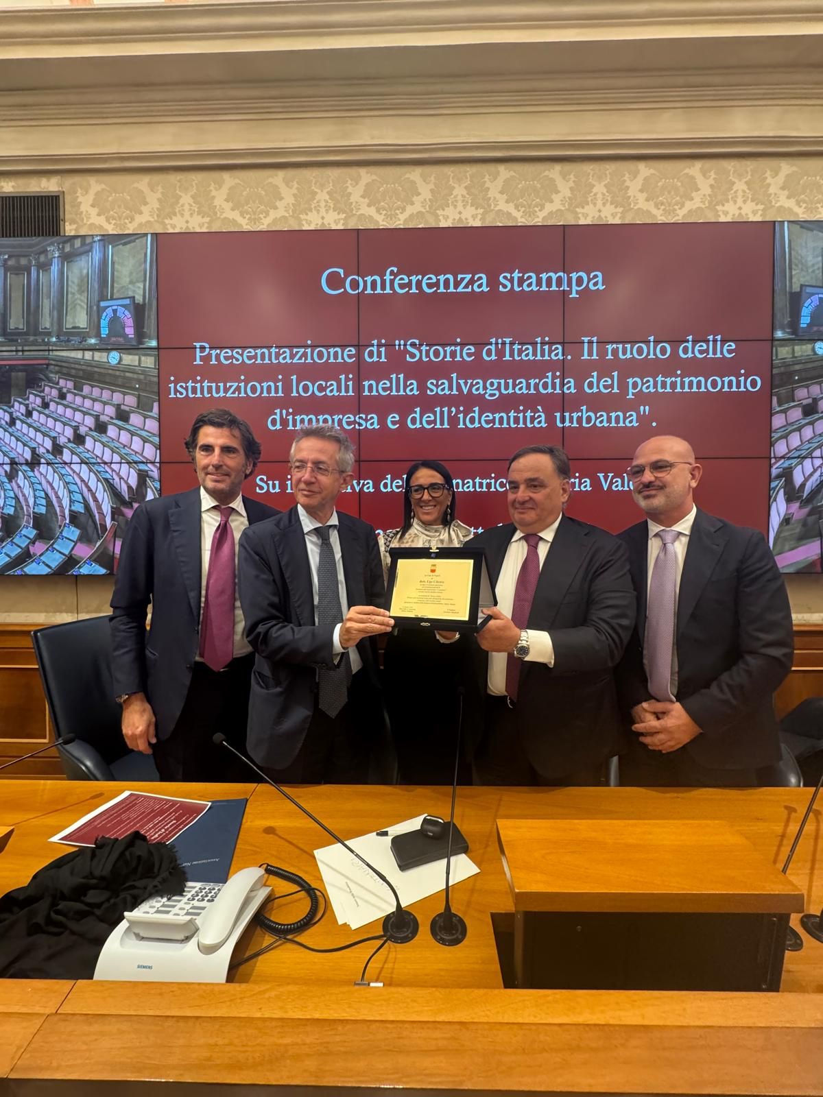 IMPRESE STORICHE E FAMILIARI: TARGA DELLA CITTÀ DI NAPOLI A UGO CILENTO, PRESIDENTE DELL’ASSOCIAZIONE I CENTENARI